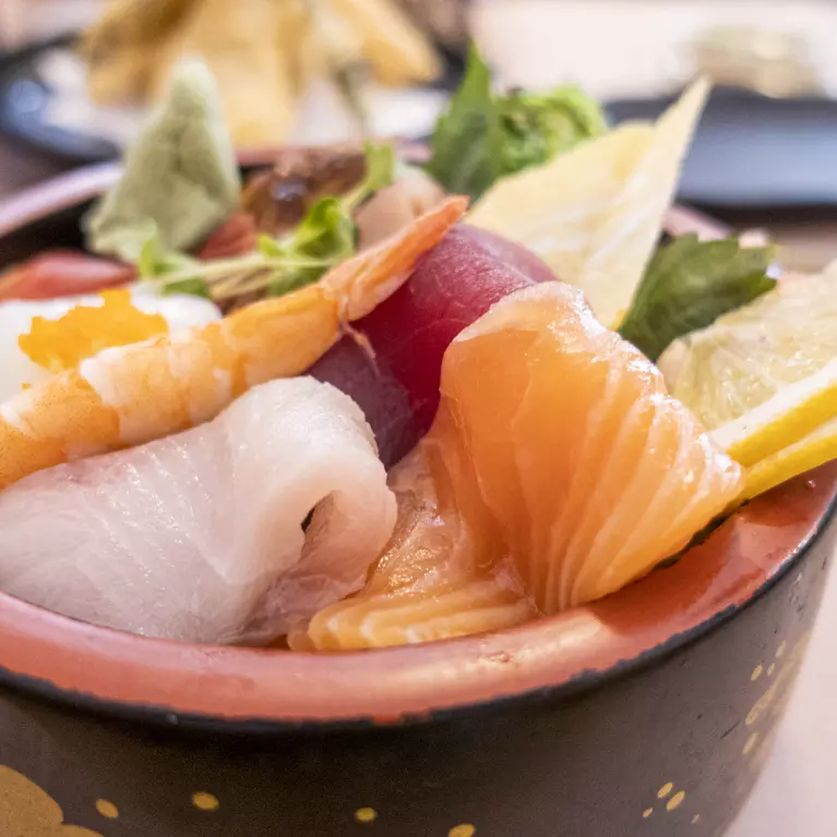 kazoo sushi / sashimi dish